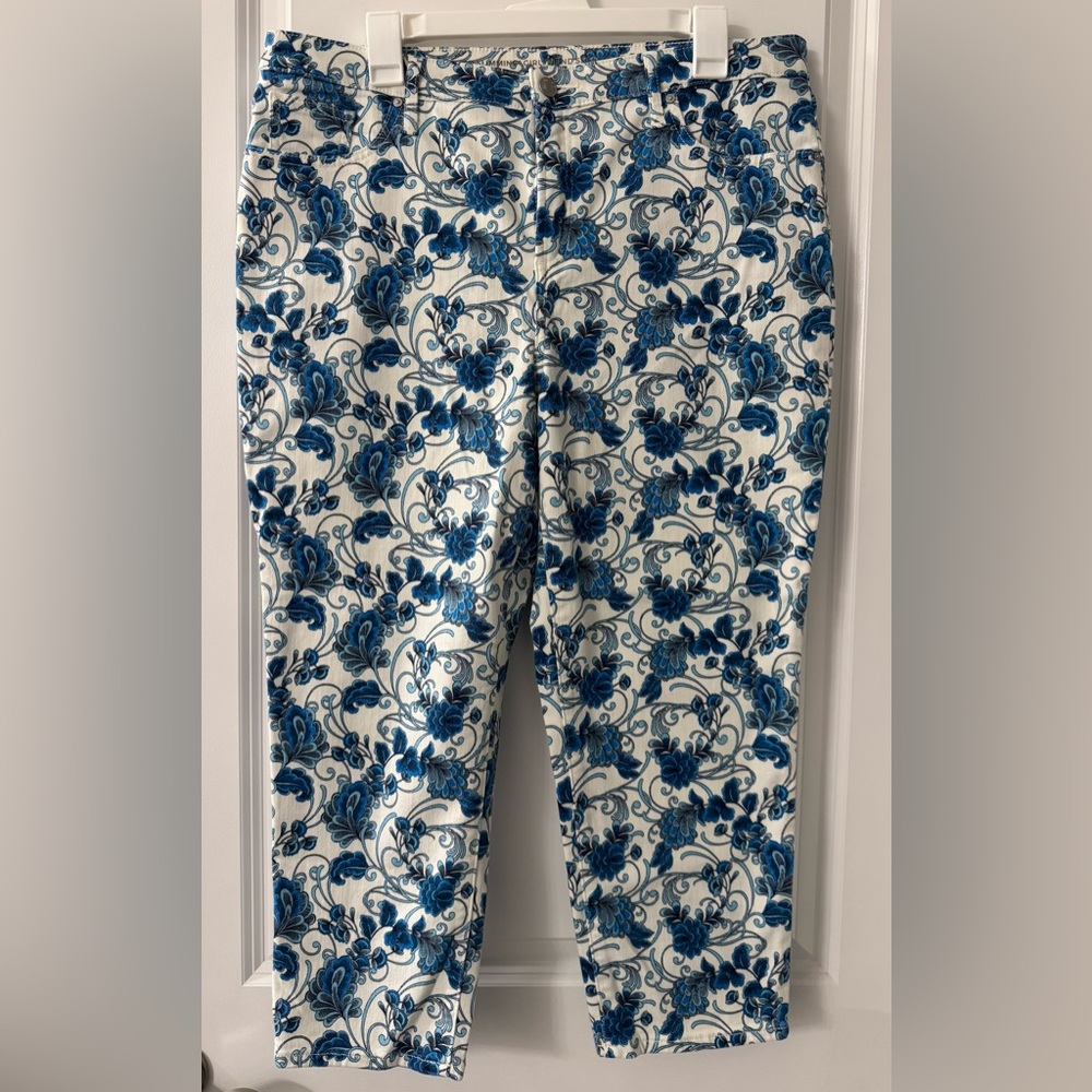 #1977 - Chico’s So Slimming Girlfriend Slim Leg Crop Jeans White Blue Jacobean